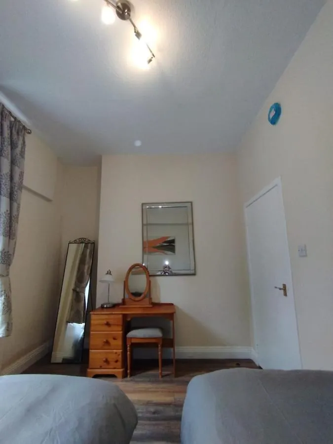 Edinburgh Park View Apartments: Central 2-Bedroom with Free Parking
