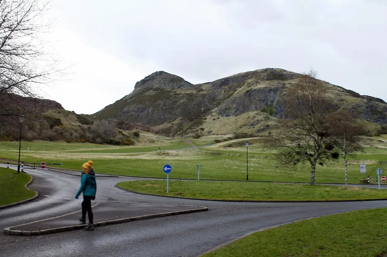 Edinburgh Park View Apartments: Central 2-Bedroom with Free Parking